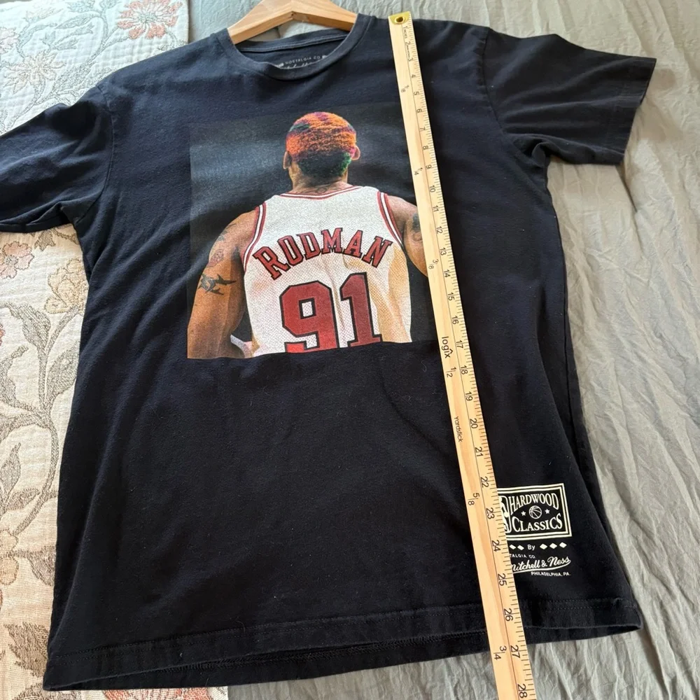 Mitchell & Ness Dennis Rodman Tee. Size Medium. - Picture 6 of 7